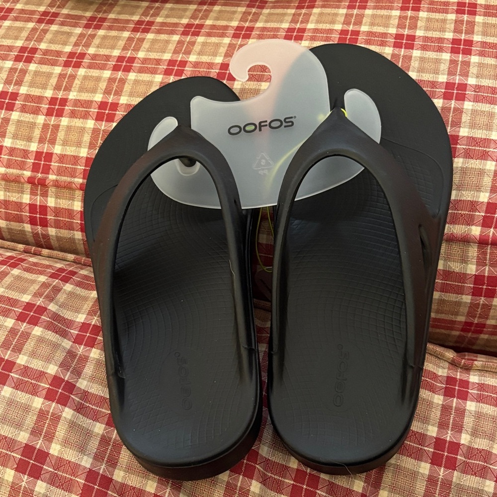OOFOS Black Comfort Sandals